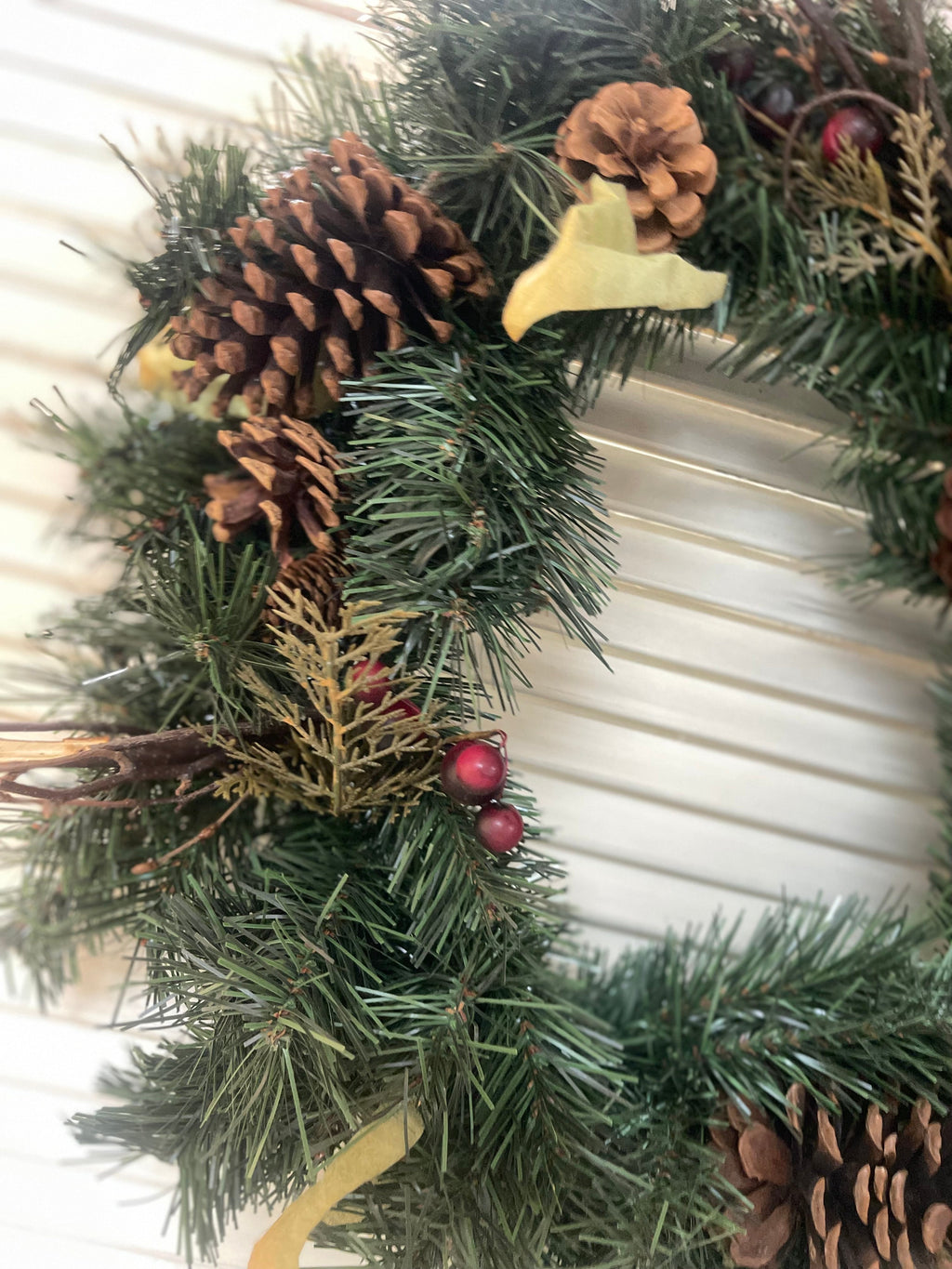 Corona Natural Decorativa de 61 cm con Piñas y Bayas para el Hogar