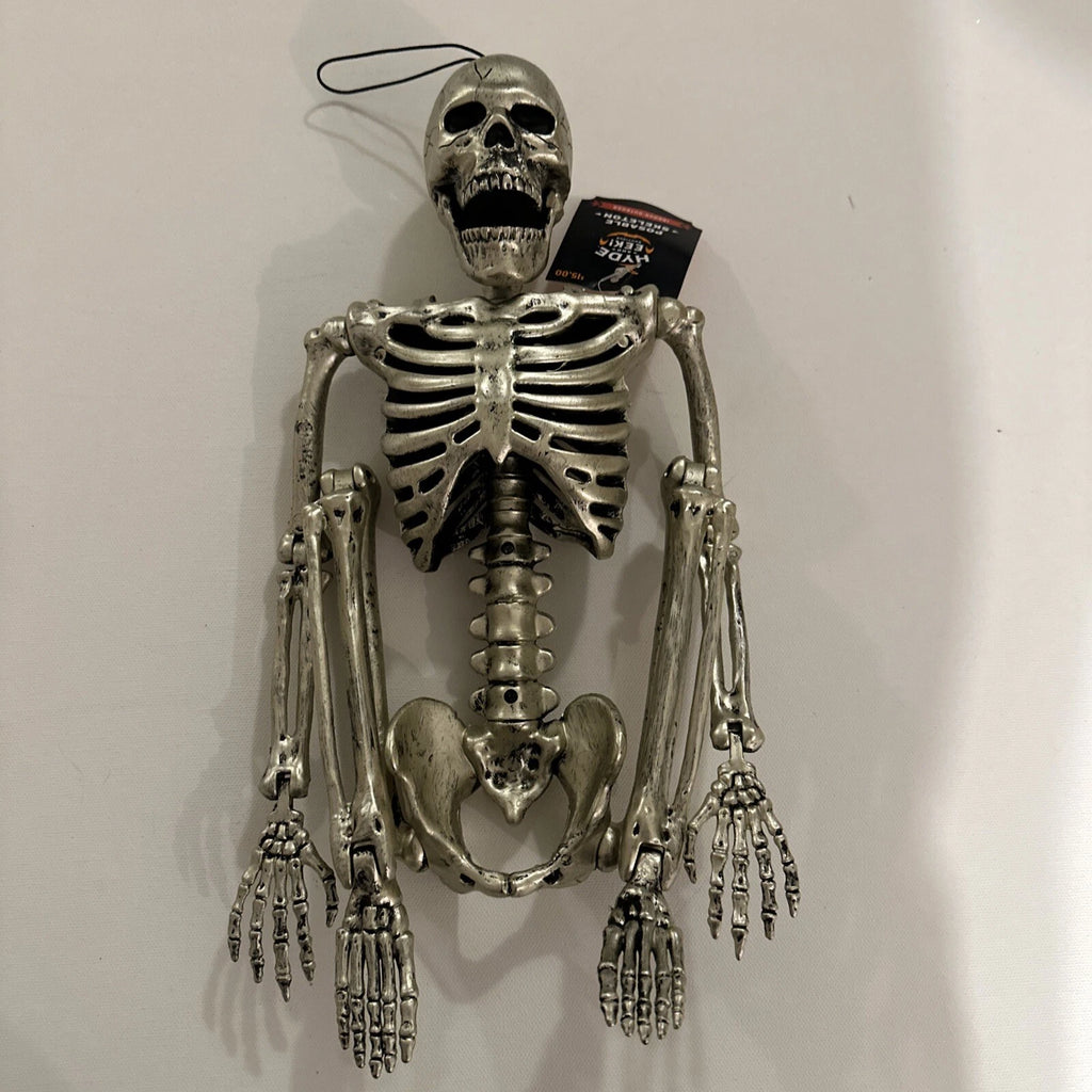 Esqueleto Posable Hyde & EEK! Halloween 22 pulgadas, detalle espeluznante