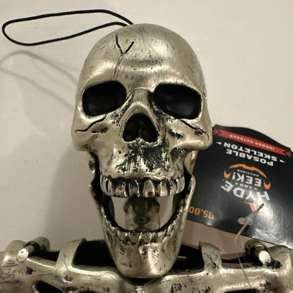 Esqueleto Posable Hyde & EEK! Halloween 22 pulgadas, detalle espeluznante