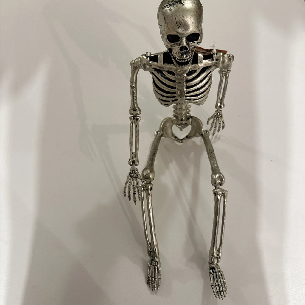 Esqueleto Posable Hyde & EEK! Halloween 22 pulgadas, detalle espeluznante